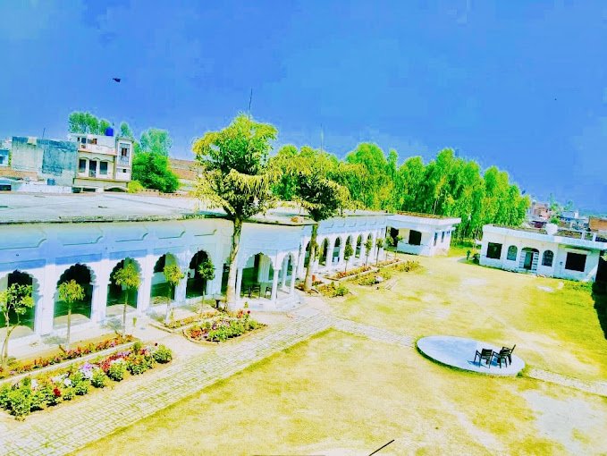 Hostel Veranda & Residential Corridor